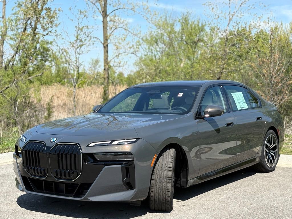 Used 2025 BMW 760i xDrive w/ Luxury Rear Seating Package image 3