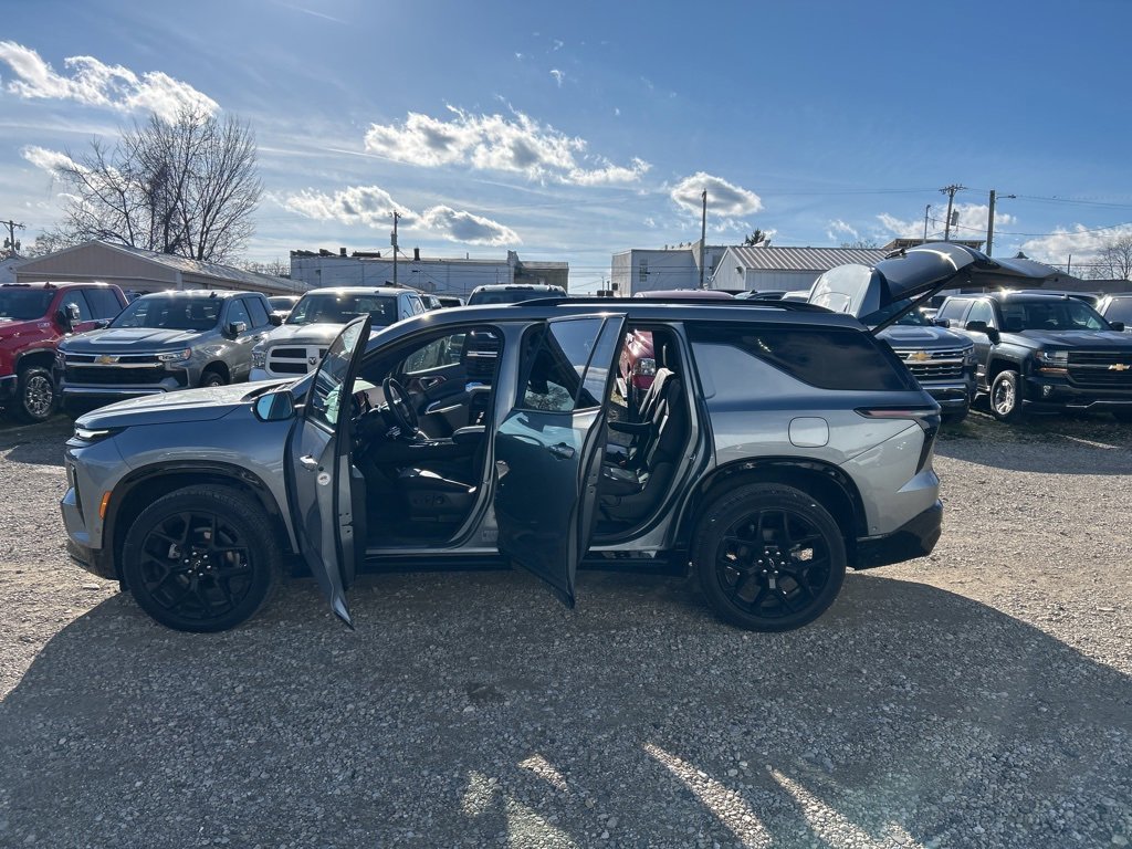 Used 2024 Chevrolet Traverse RS image 24