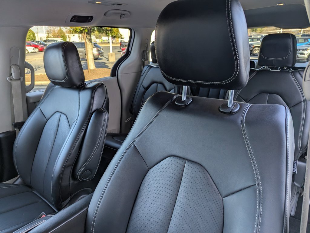 Used 2024 Chrysler Pacifica Touring-L image 14