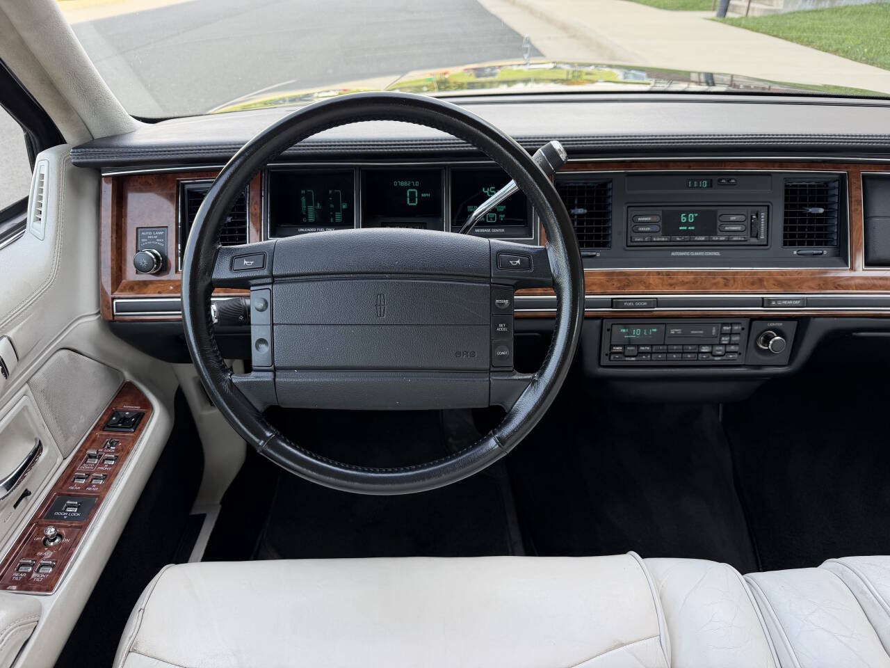 Used 1994 Lincoln Town Car Signature RWD image 16