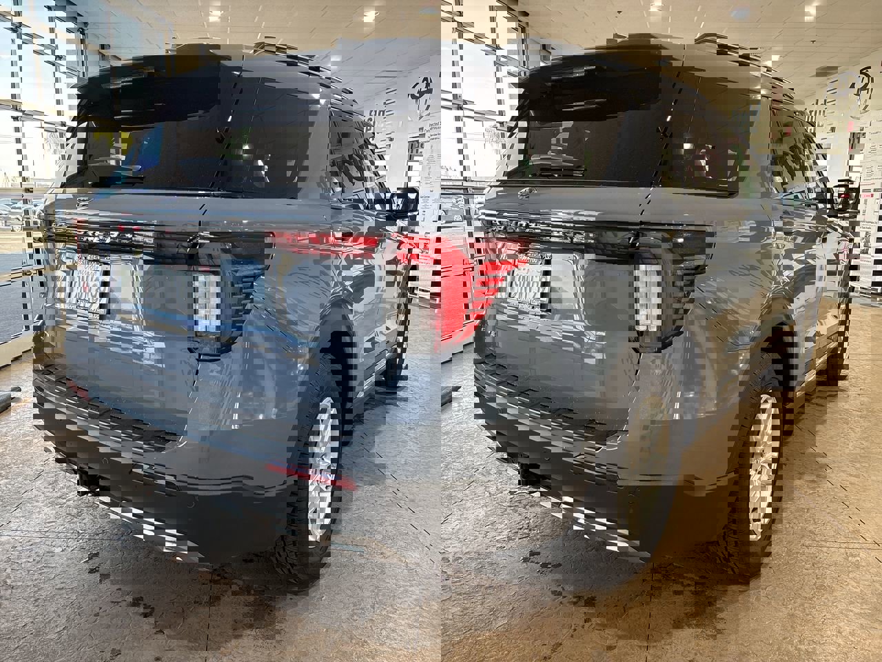 Used 2025 Ford Explorer Active w/ Active Comfort Package image 2