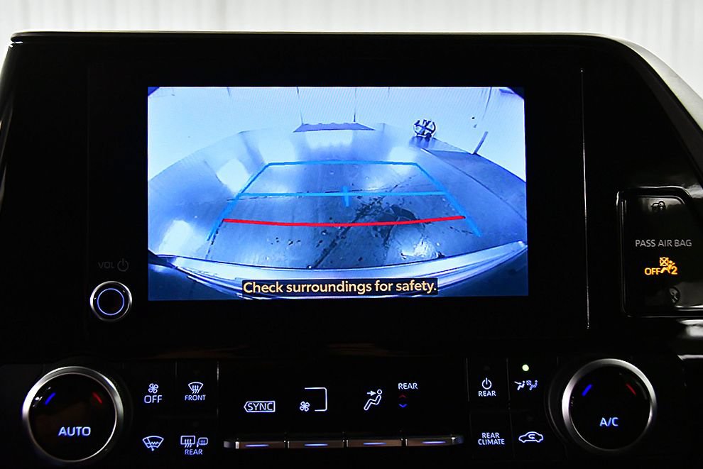Used 2023 Toyota Highlander LE AWD/4WD image 25
