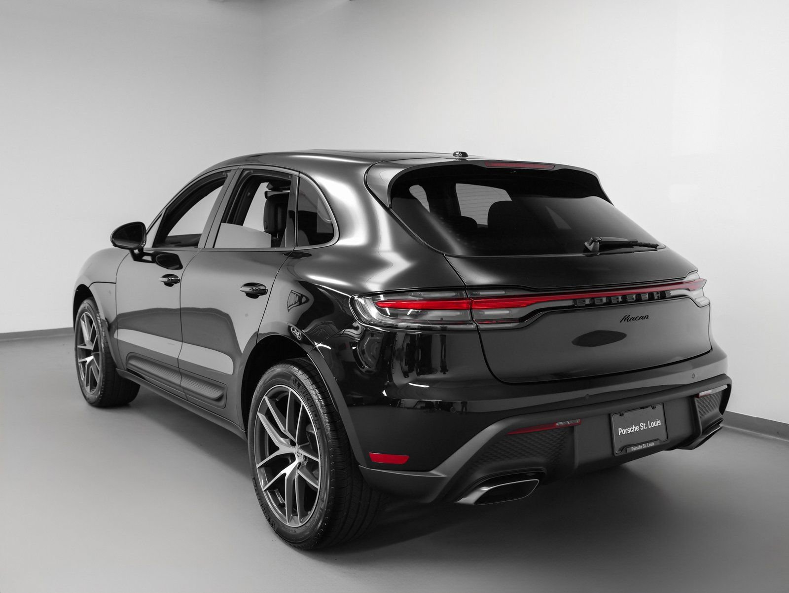 Certified 2025 Porsche Macan AWD/4WD image 3