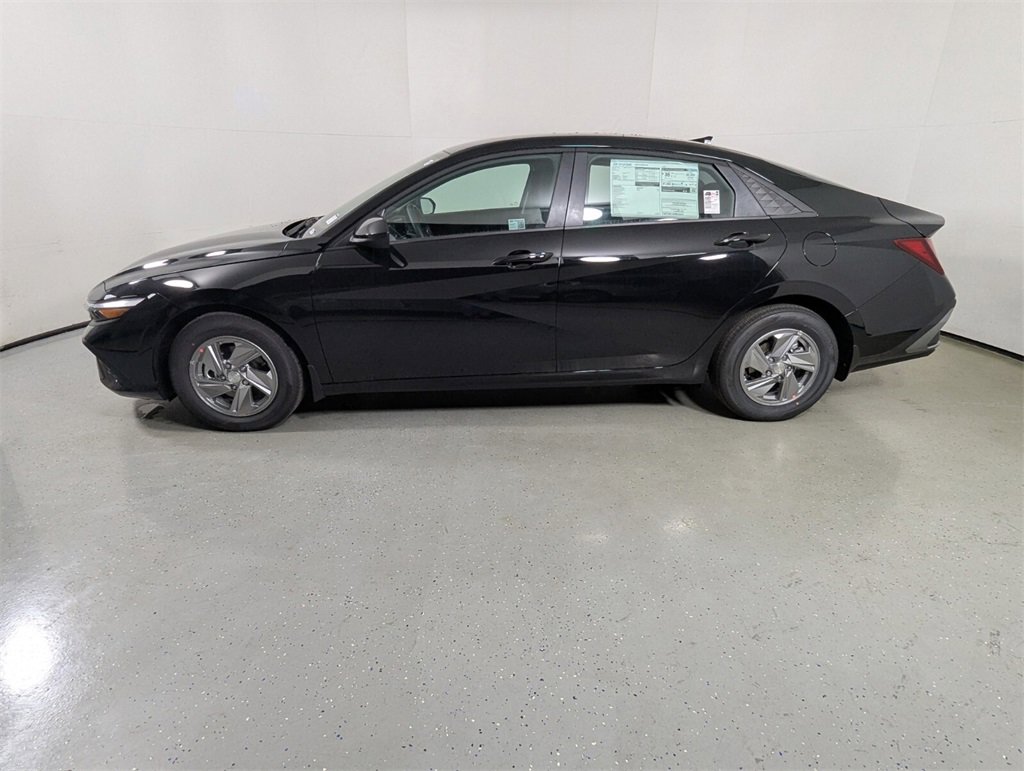 Certified 2025 Hyundai Elantra SE image 4