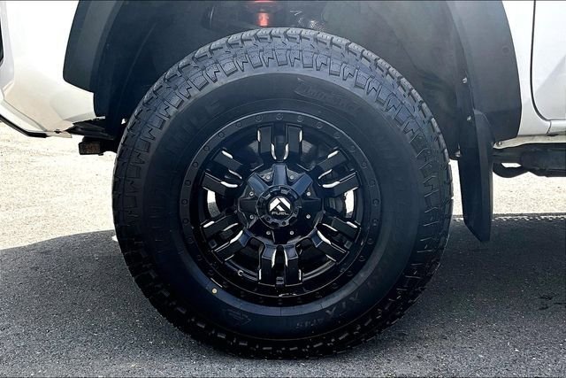 Used 2018 Toyota Tacoma TRD Off-Road w/ Technology Package AWD/4WD image 9