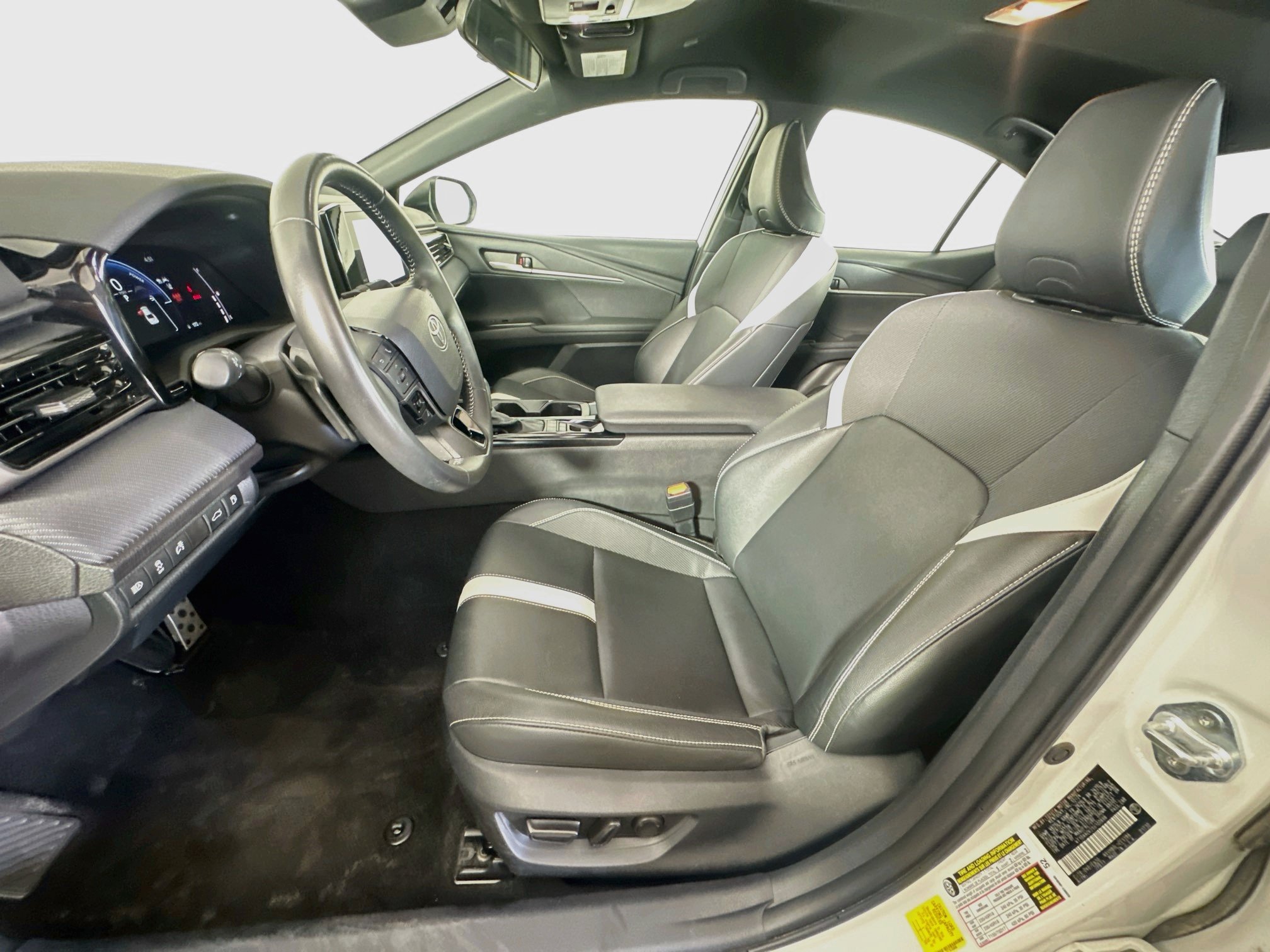 Used 2025 Toyota Camry SE FWD image 13