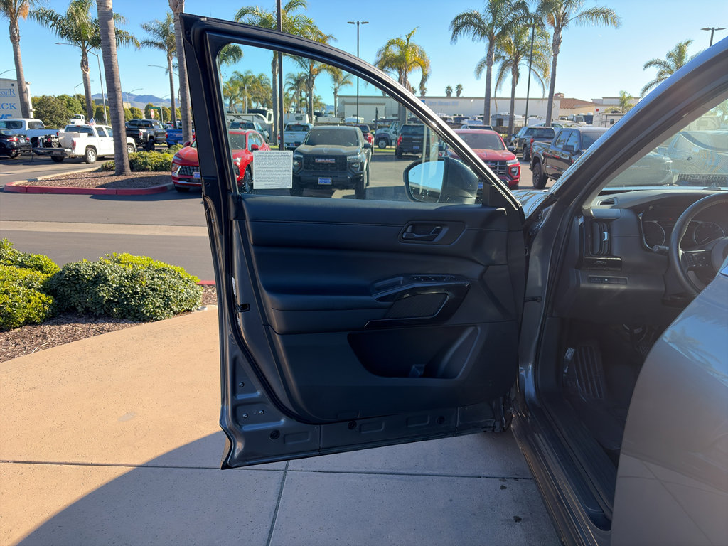 Used 2024 Nissan Pathfinder SV image 12