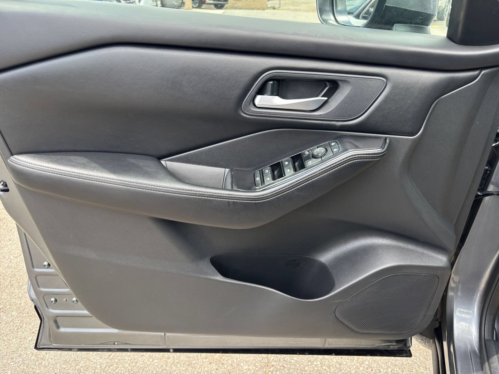 Used 2025 Nissan Rogue SV FWD image 18