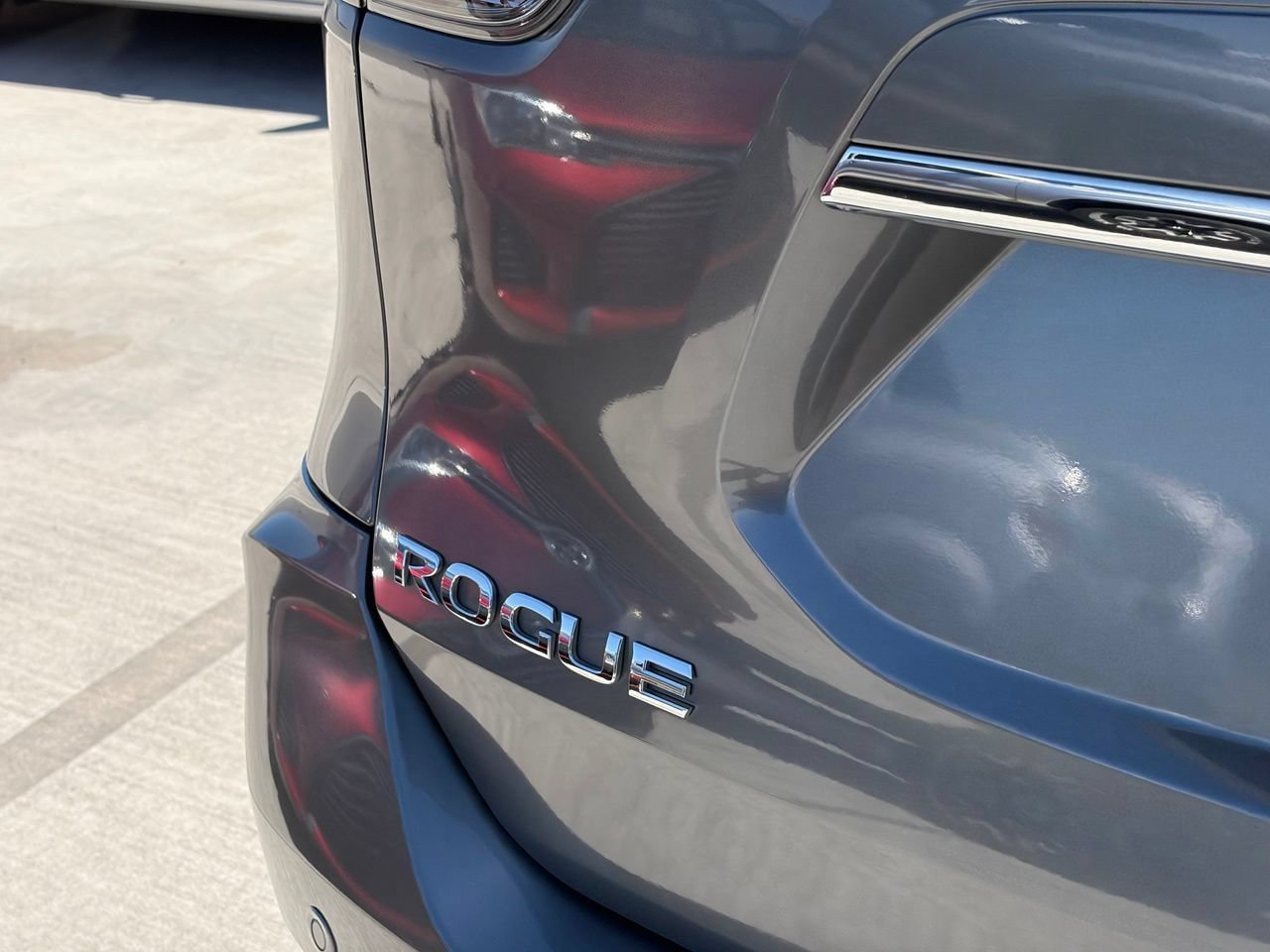Used 2020 Nissan Rogue SV w/ Premium Package FWD image 4