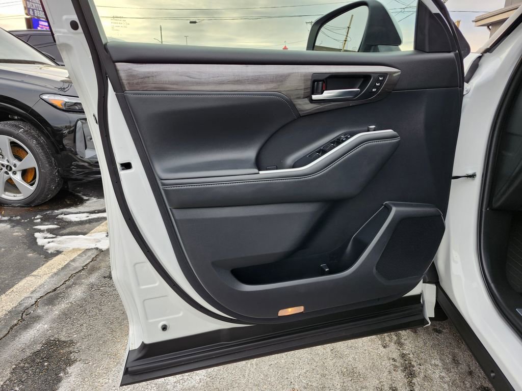 Used 2022 Toyota Highlander Limited AWD/4WD image 11