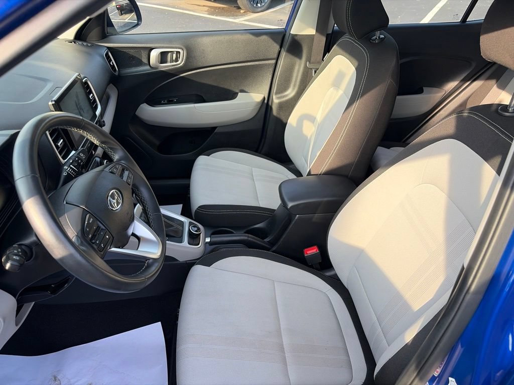 Used 2025 Hyundai Venue SEL FWD image 21