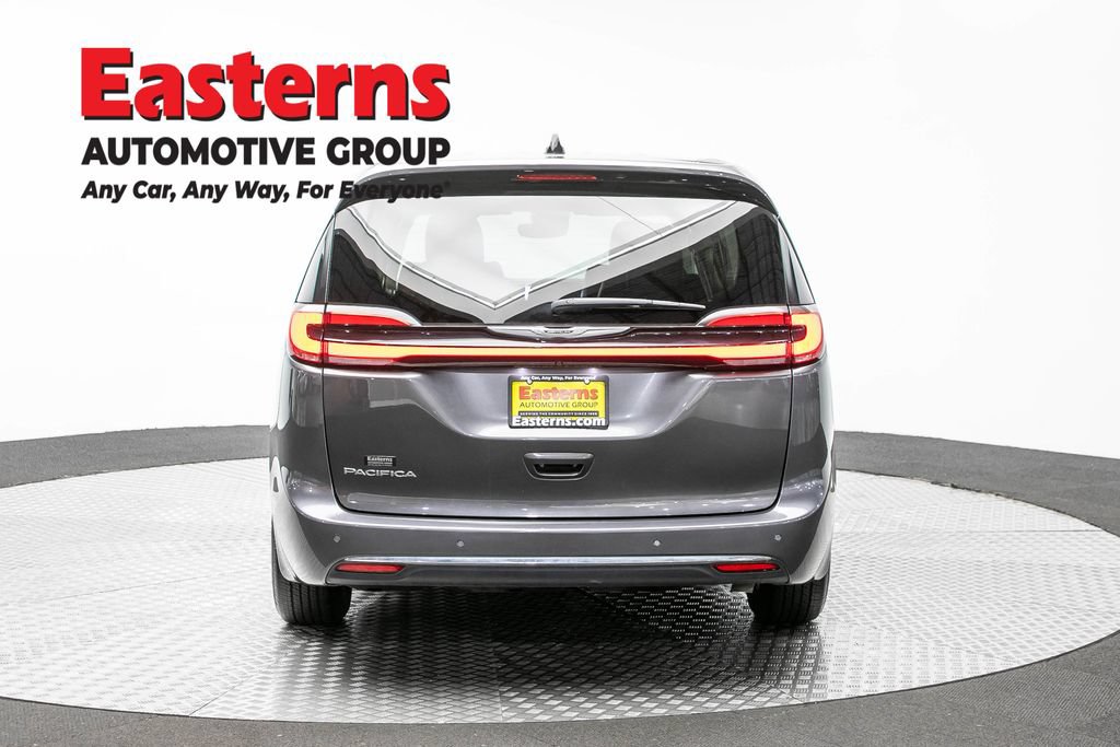 Used 2023 Chrysler Pacifica Touring-L FWD image 6