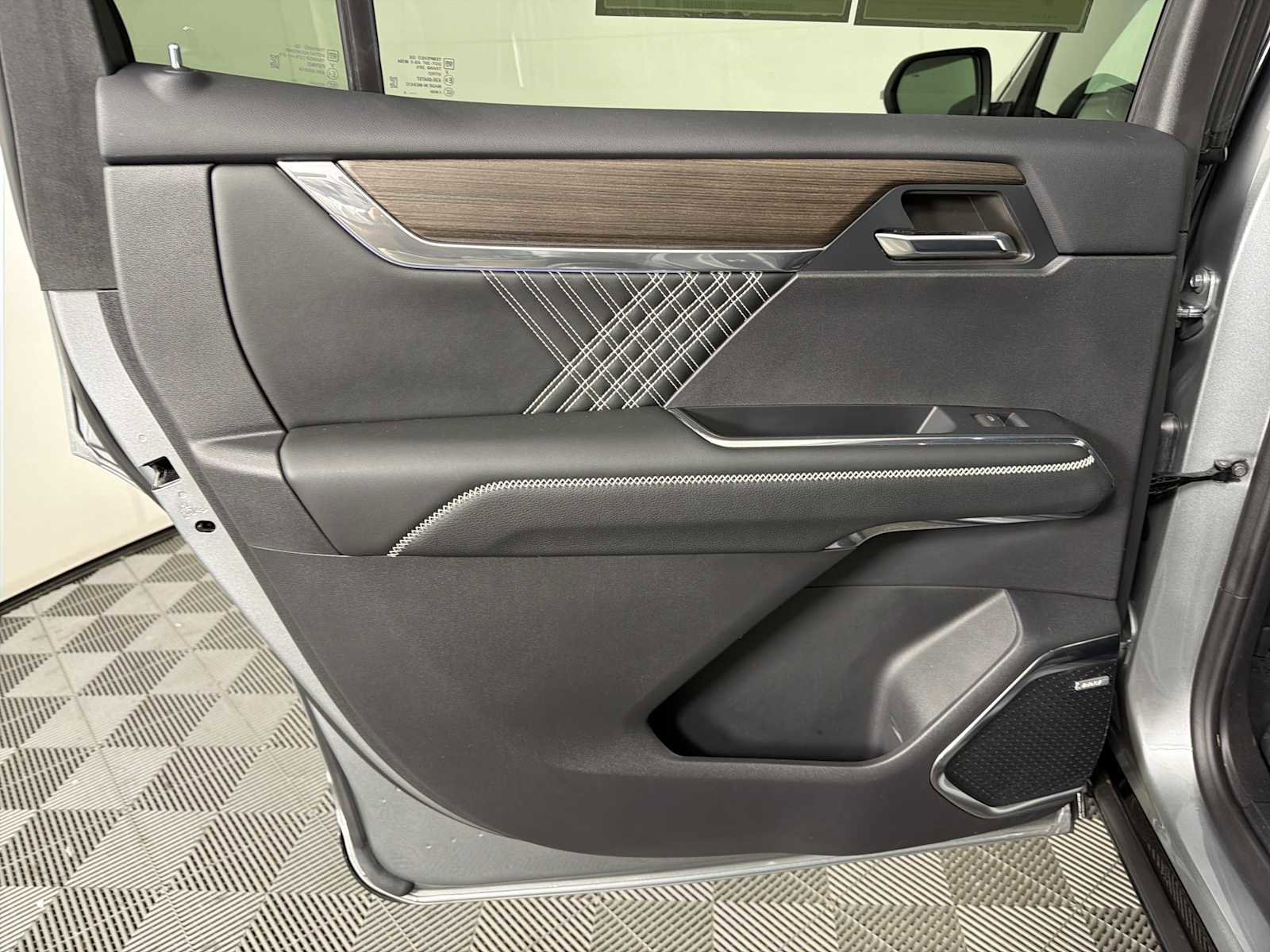 Used 2024 GMC Acadia Denali FWD image 22