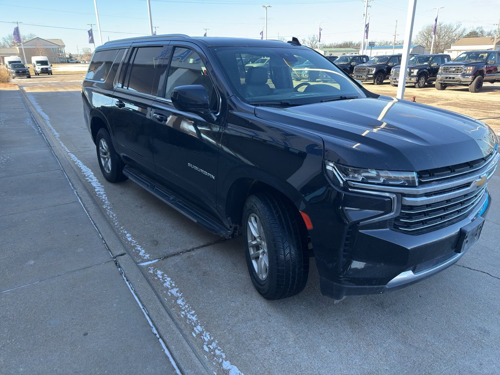Used 2023 Chevrolet Suburban LT image 3