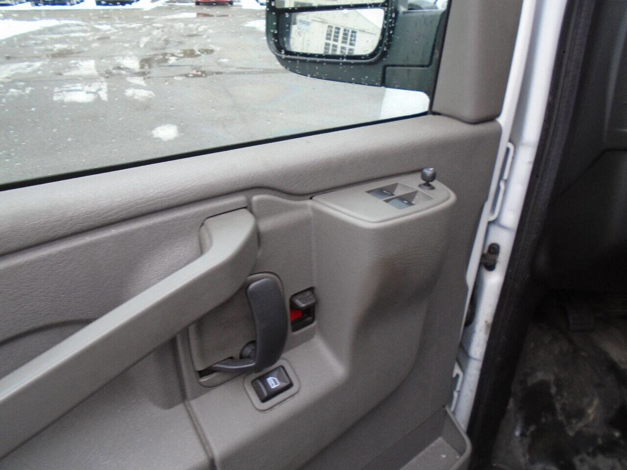 Used 2017 Chevrolet Express 3500 Extended image 6