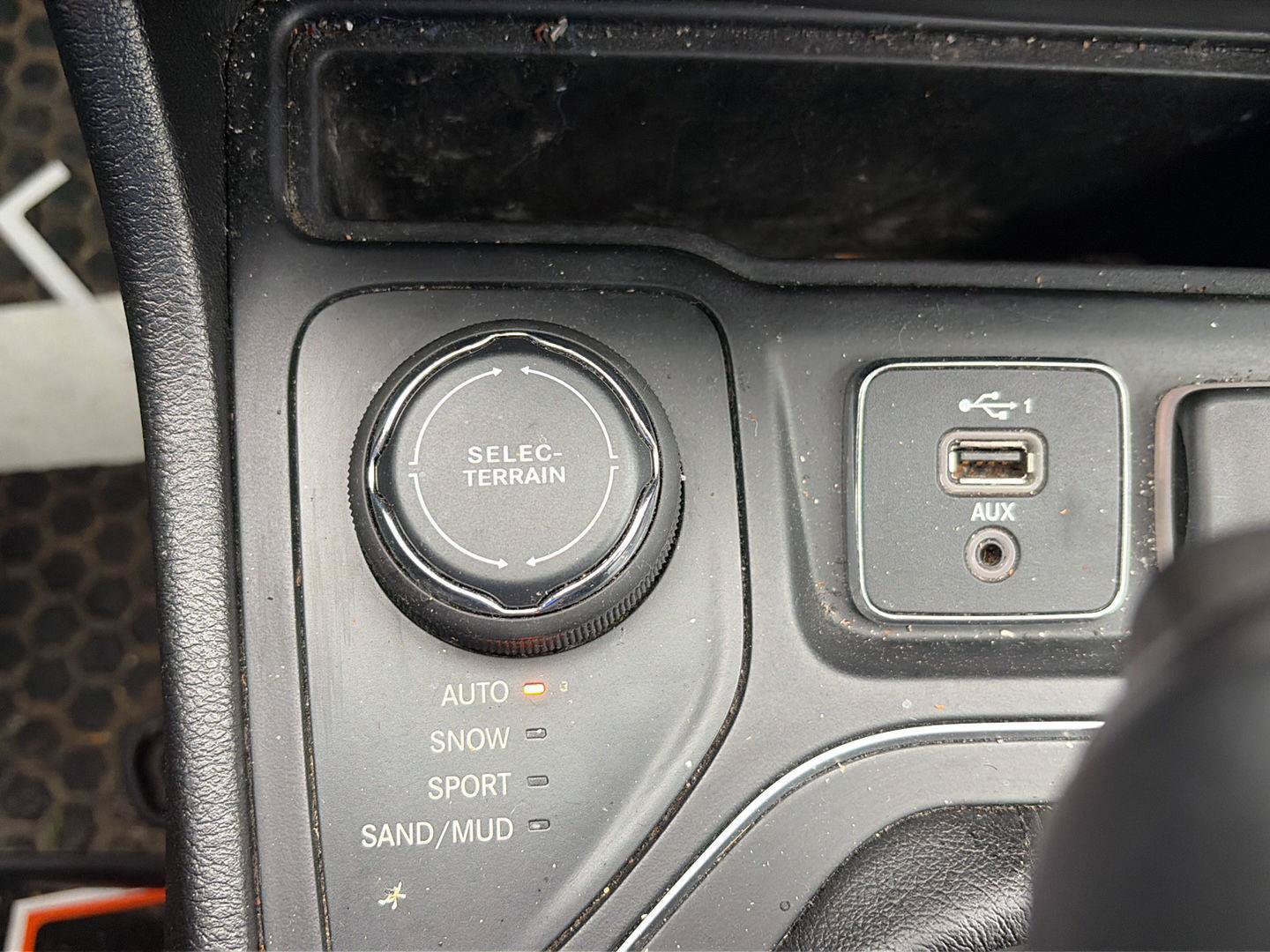 Used 2019 Jeep Cherokee Latitude Plus w/ Cold Weather Group AWD/4WD image 14