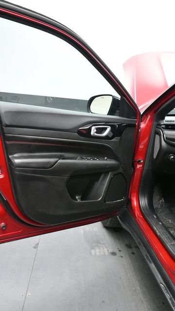 Used 2025 Jeep Compass Trailhawk AWD/4WD image 17