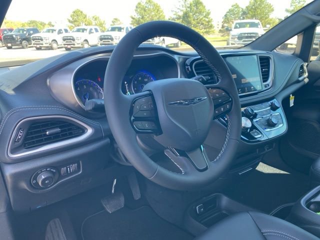 New 2026 Chrysler Pacifica Select image 13