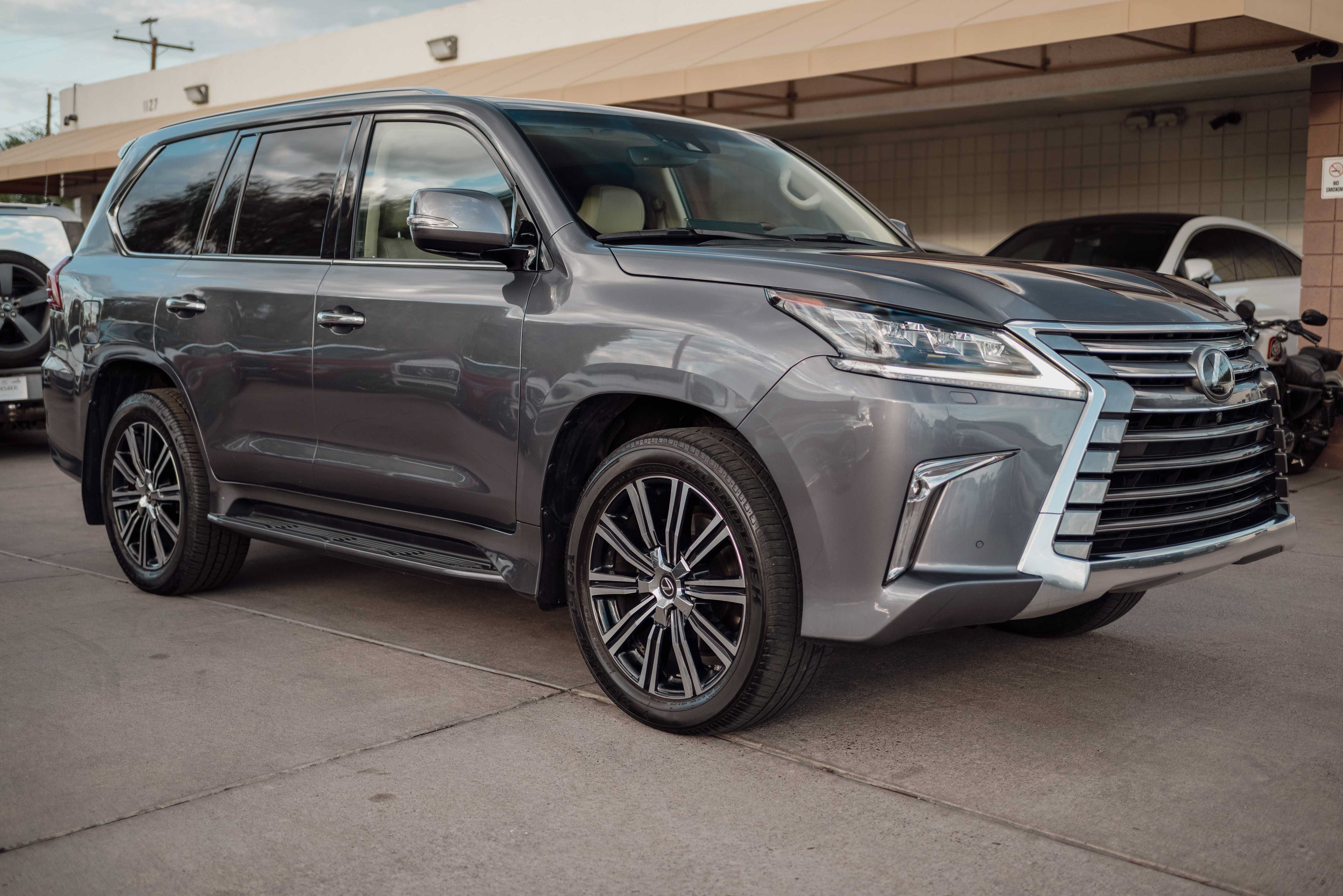 Used 2016 Lexus LX 570 4WD w/ Luxury Package image 2