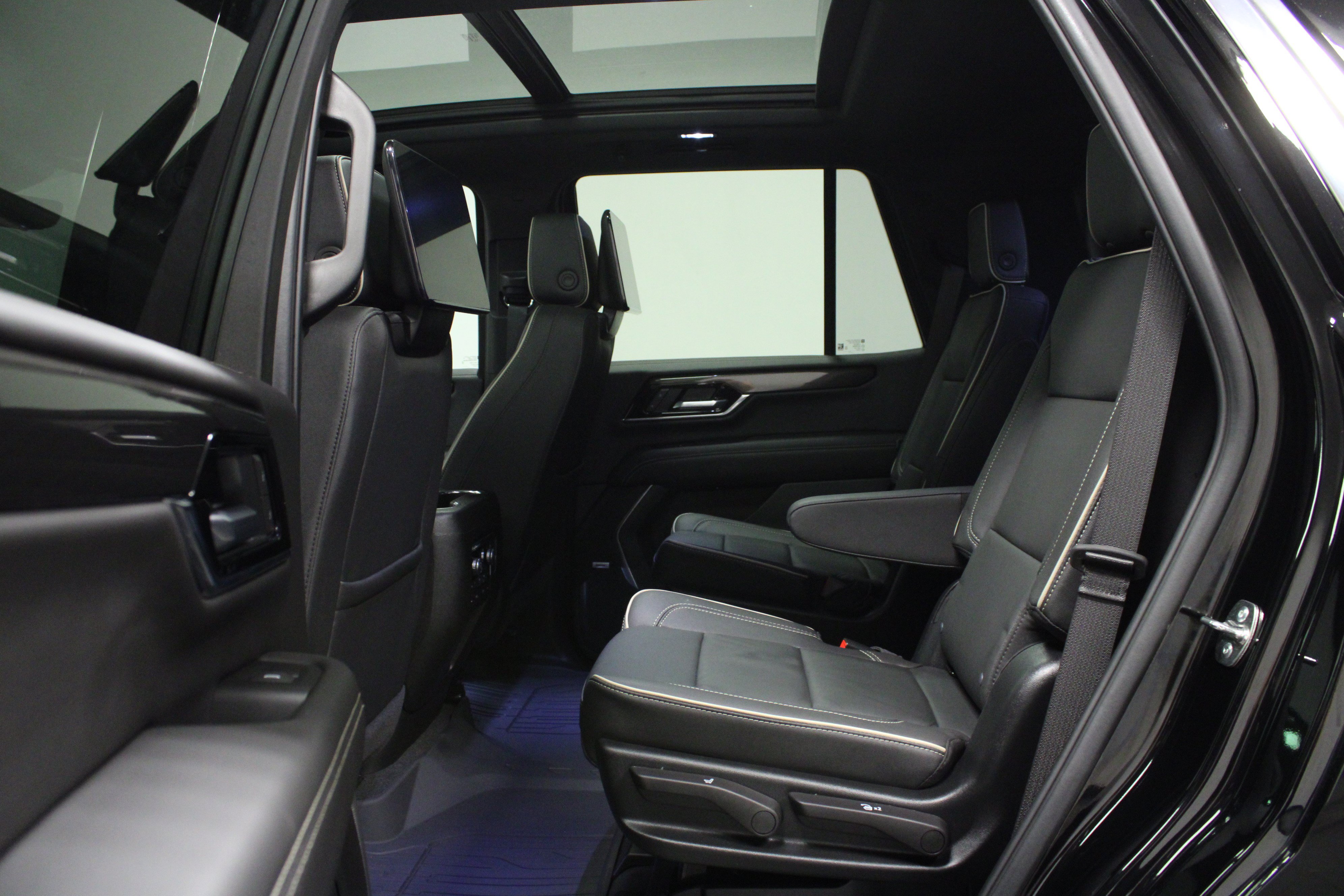 Used 2026 GMC Yukon Elevation w/ Elevation Premium Package AWD/4WD image 14