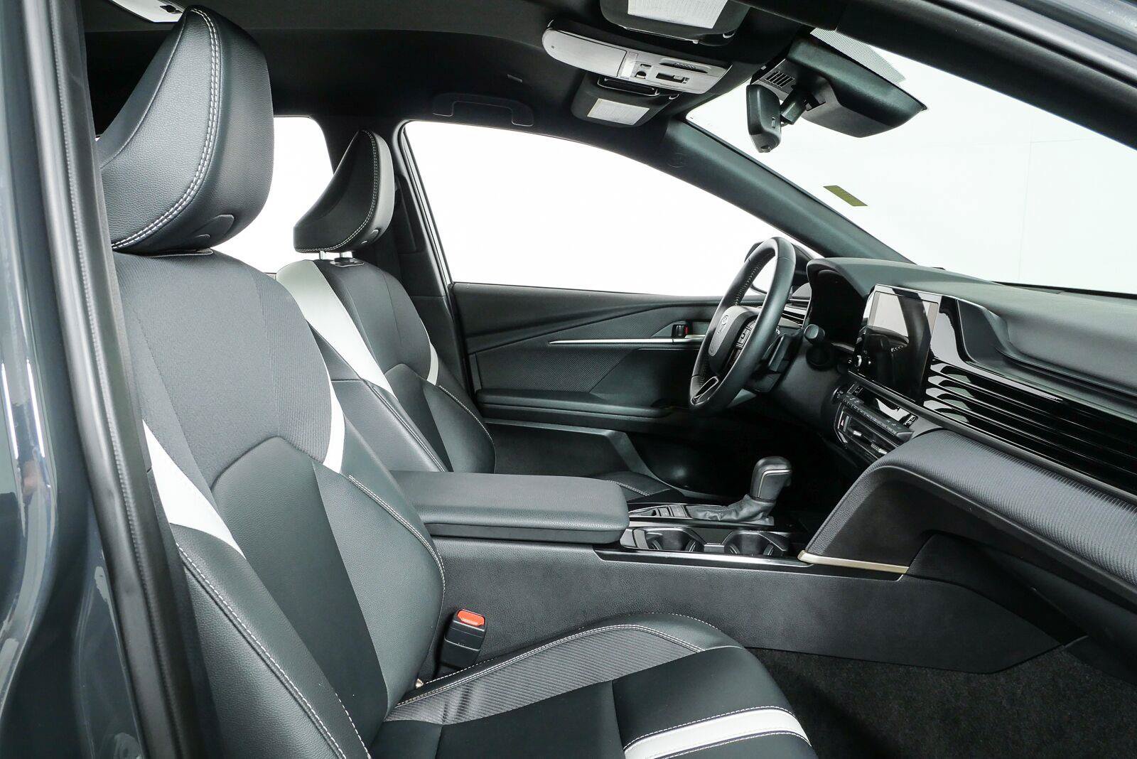 Used 2025 Toyota Camry SE w/ Convenience Package FWD image 21