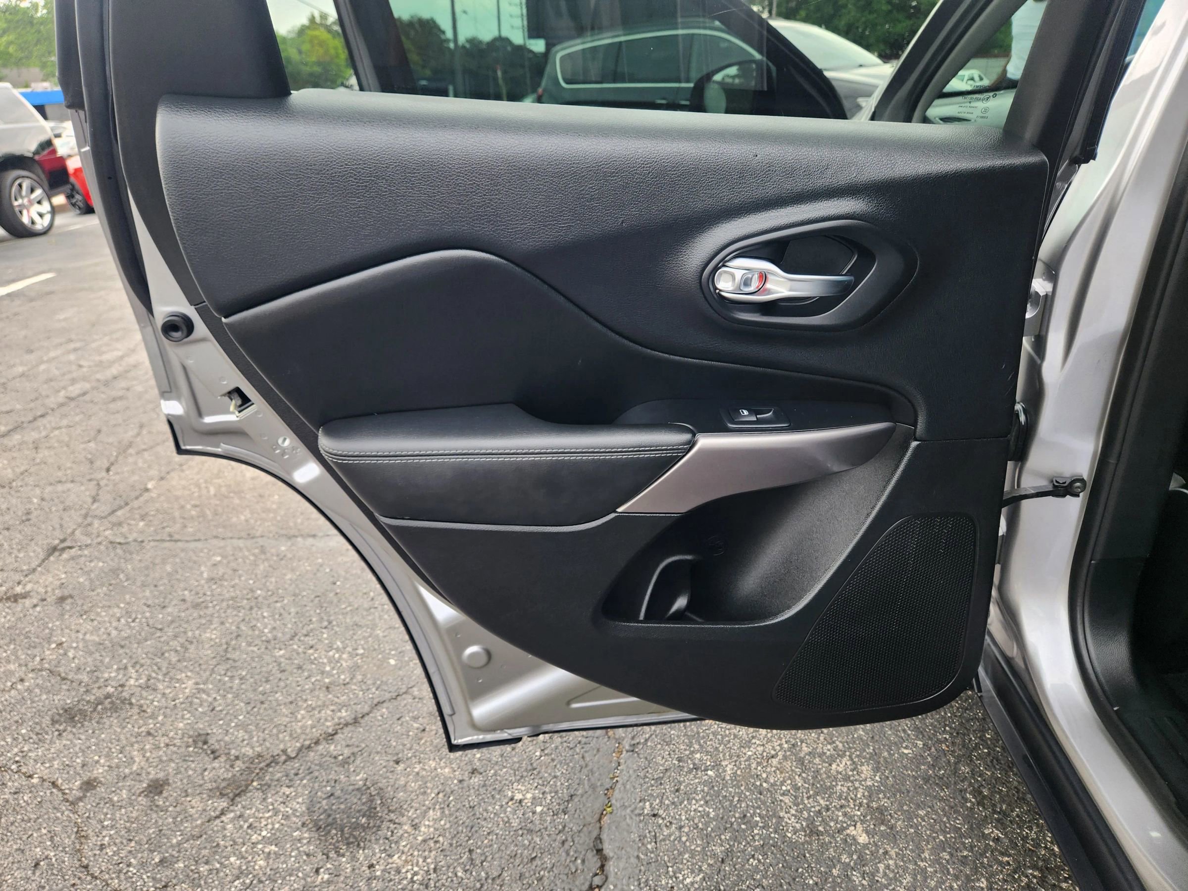 Used 2019 Jeep Cherokee Limited image 94