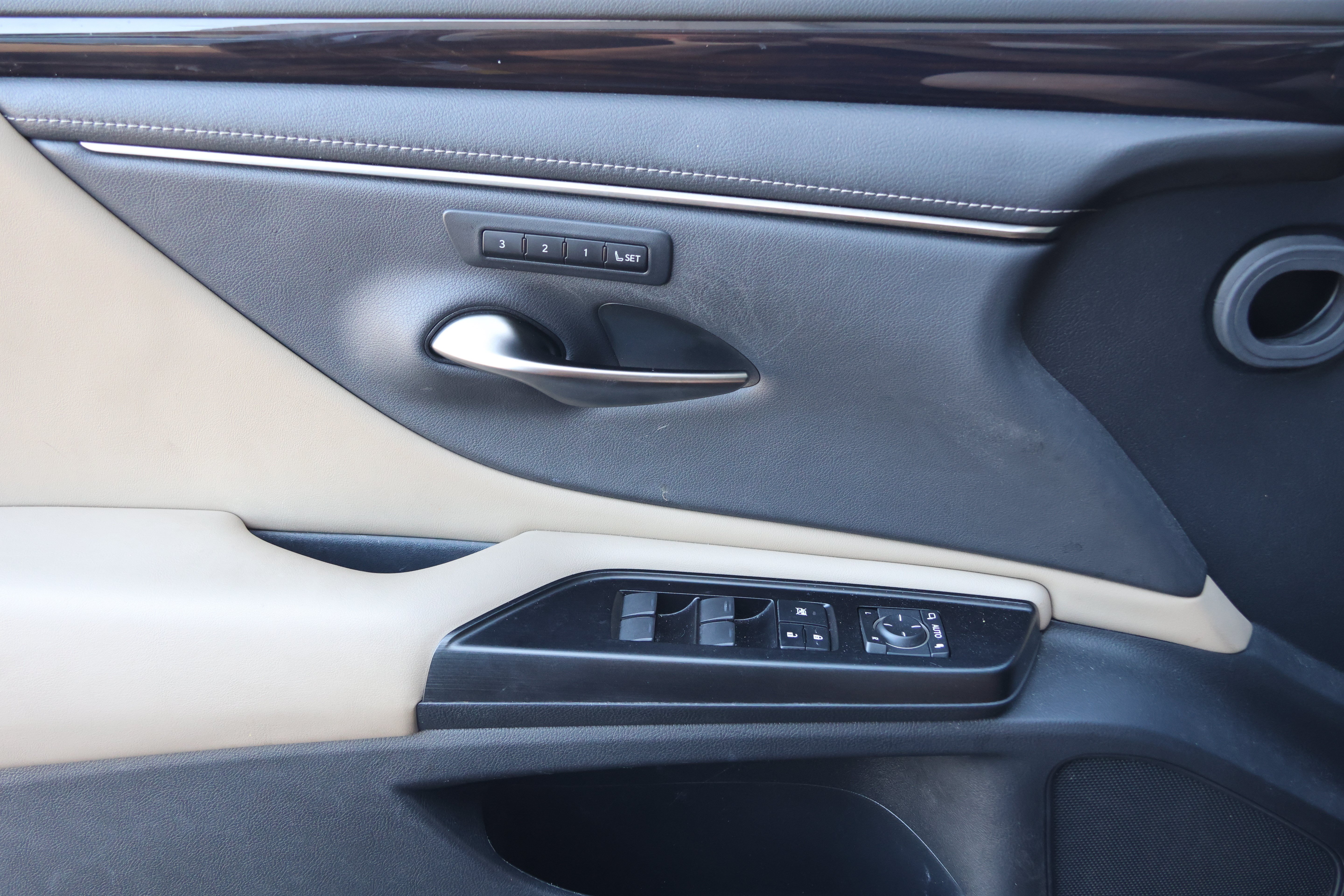 Used 2020 Lexus ES 300h w/ Premium Package FWD image 12