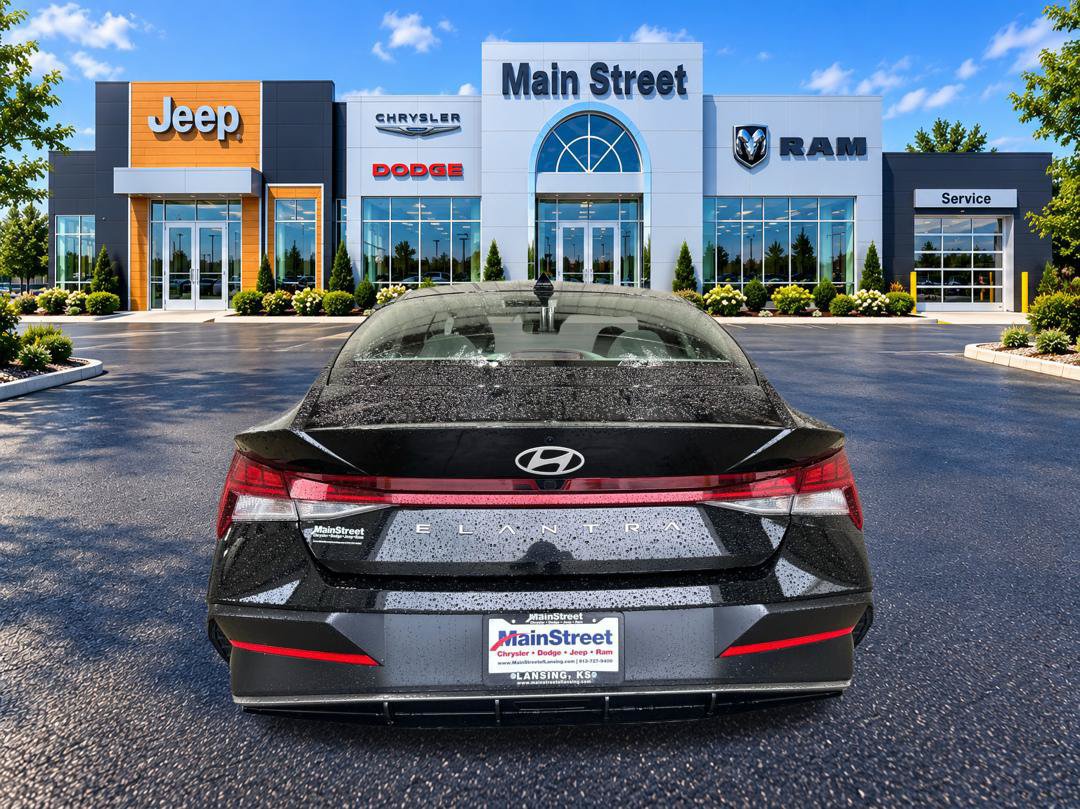 Used 2025 Hyundai Elantra SEL FWD image 4