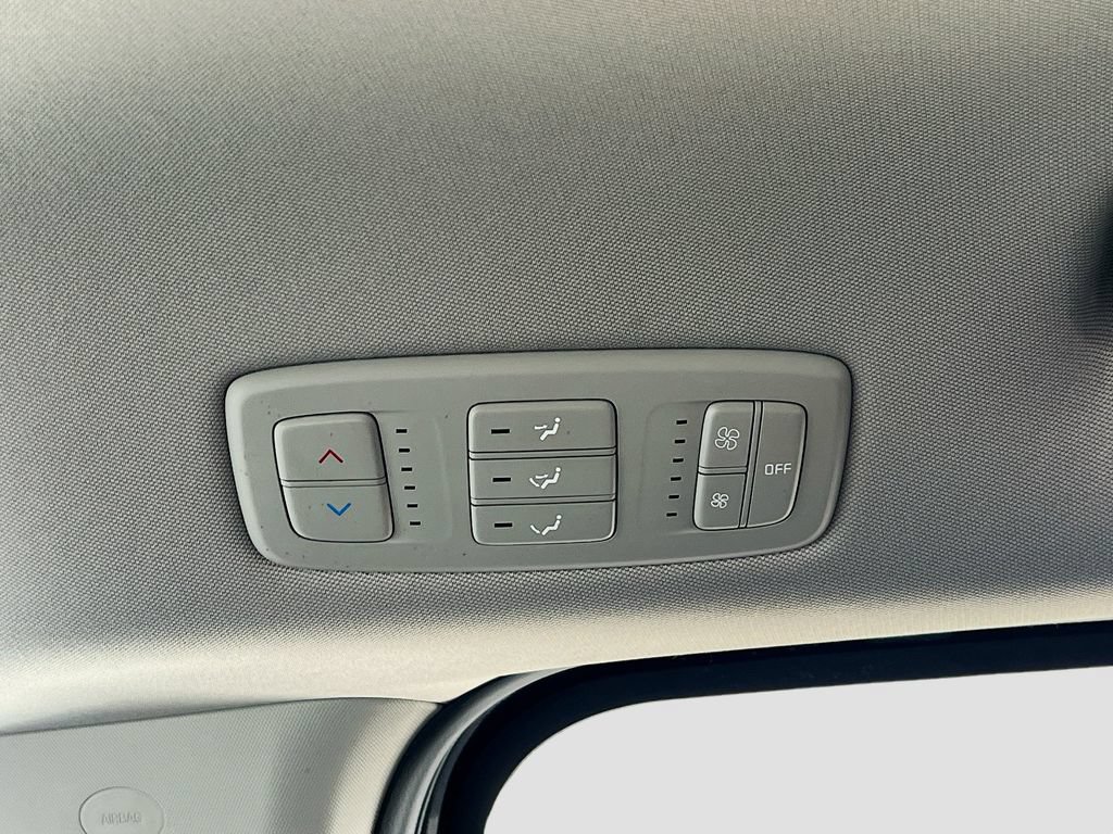 Used 2024 Kia Carnival LX FWD image 24