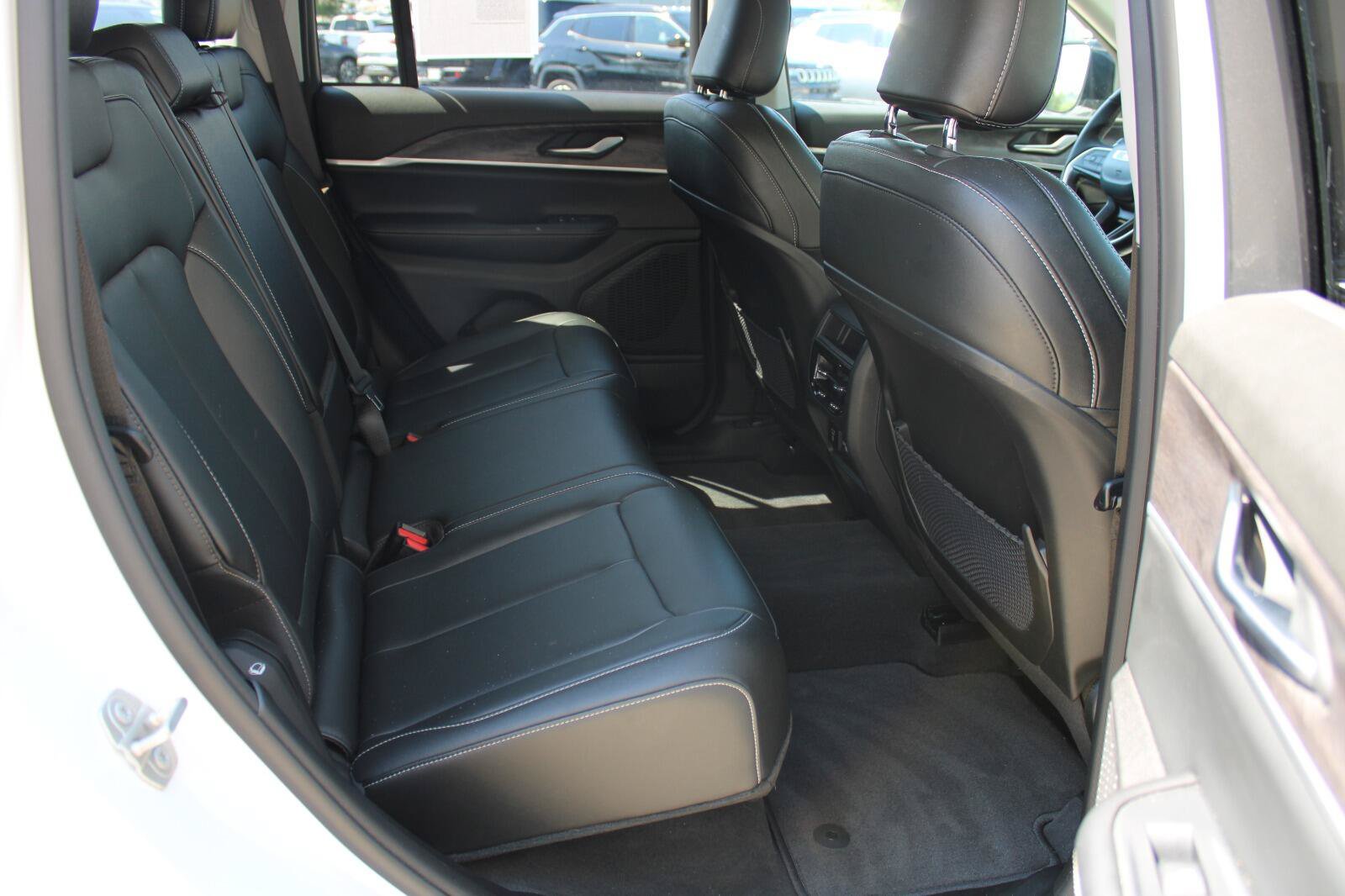 Used 2023 Jeep Grand Cherokee Limited AWD/4WD image 25