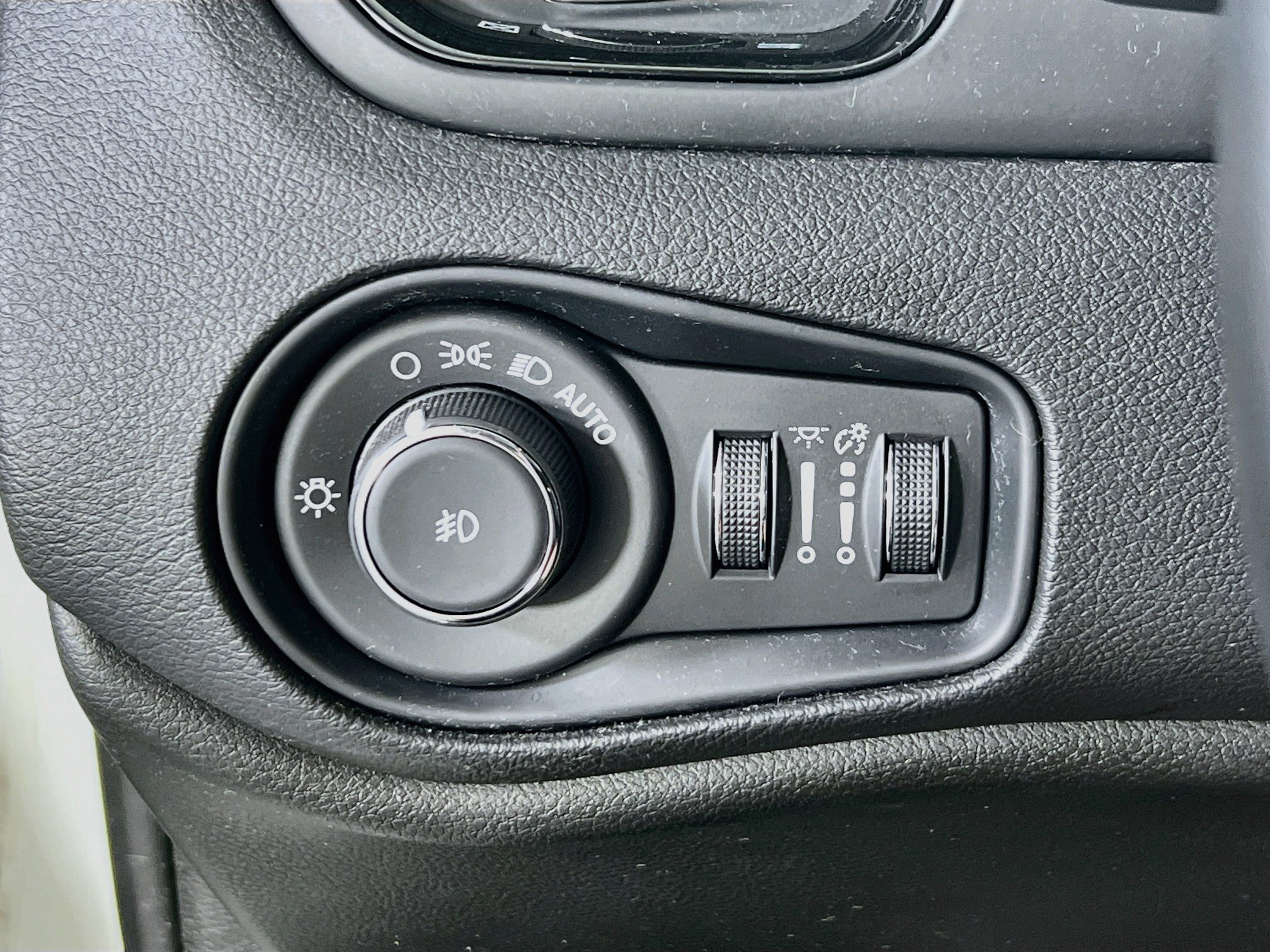 Used 2023 Jeep Renegade Altitude w/ Sun/Sound Group AWD/4WD image 10