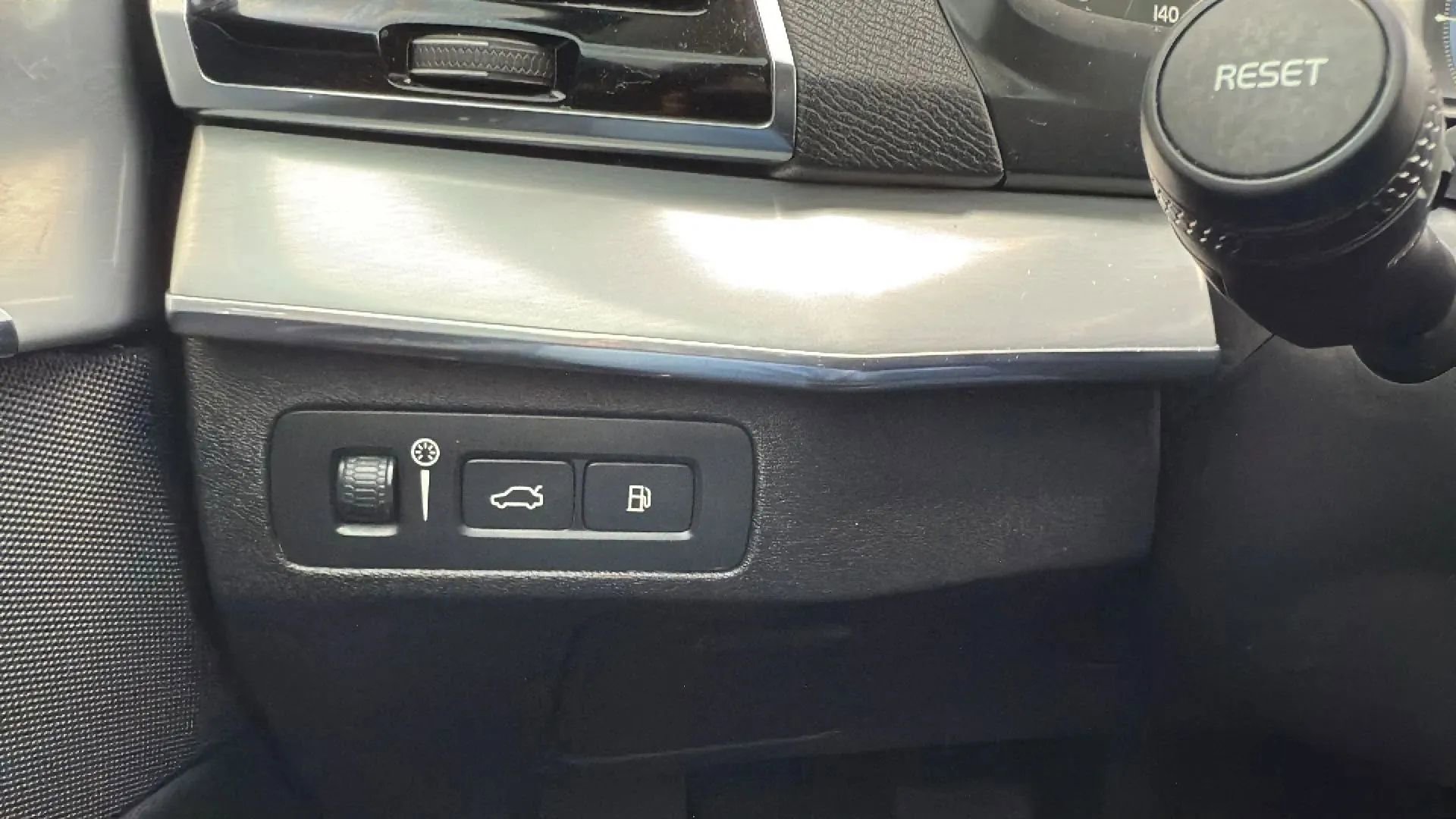 Used 2016 Volvo XC90 T8 Momentum w/ Vision Package image 15