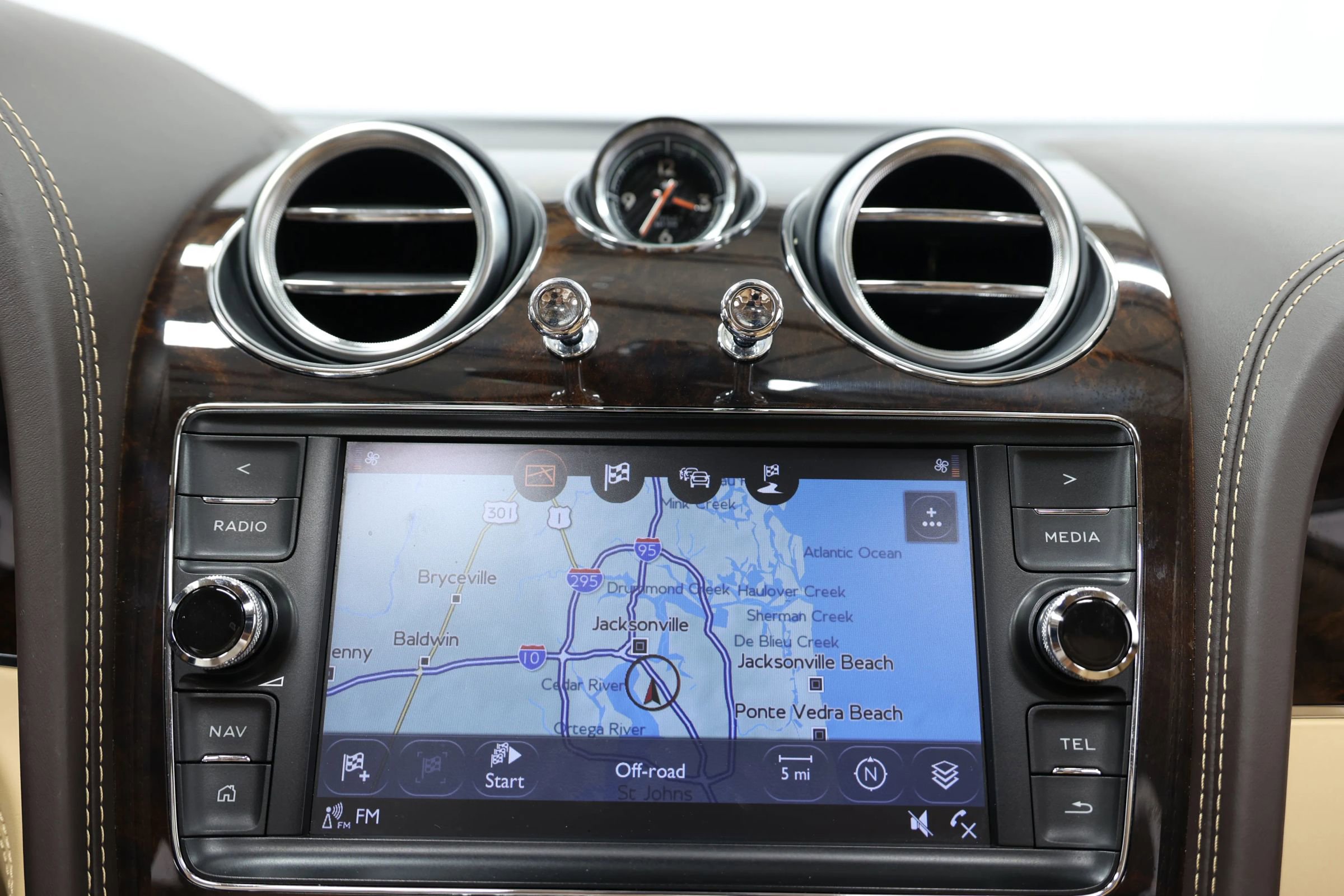 Used 2018 Bentley Bentayga AWD/4WD image 39