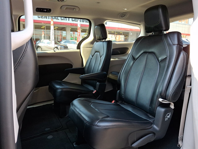 Used 2024 Chrysler Pacifica Touring-L FWD image 11