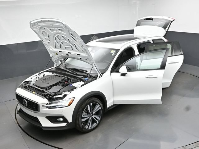 New 2026 Volvo V60 B5 Cross Country Plus w/ Climate Package AWD/4WD image 51
