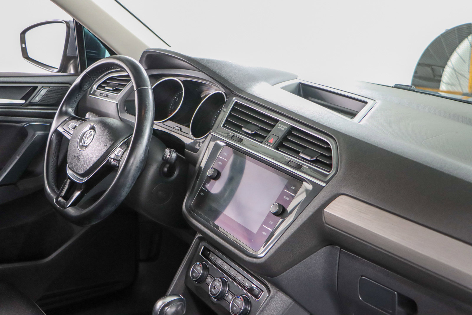 Used 2019 Volkswagen Tiguan SEL Premium R-Line image 26