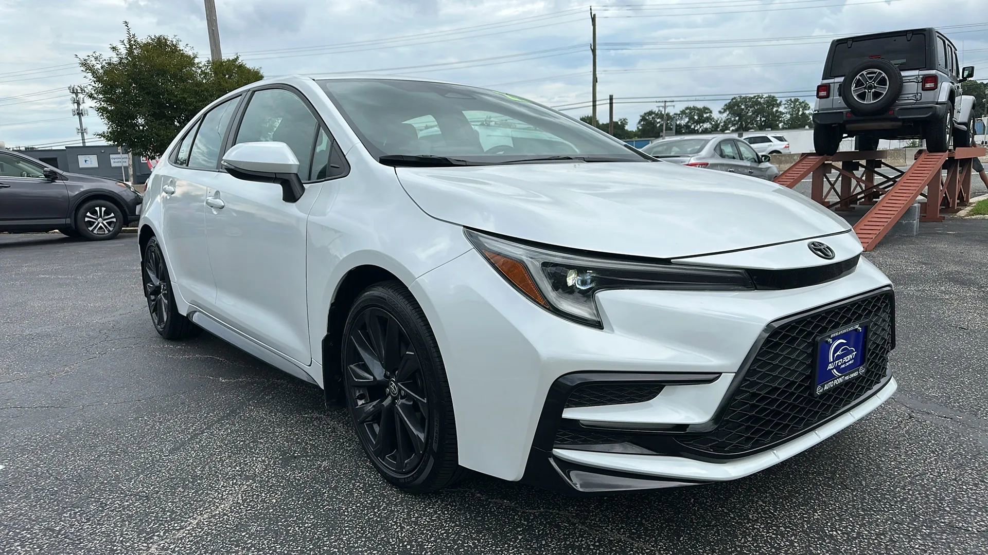 Used 2023 Toyota Corolla SE image 3