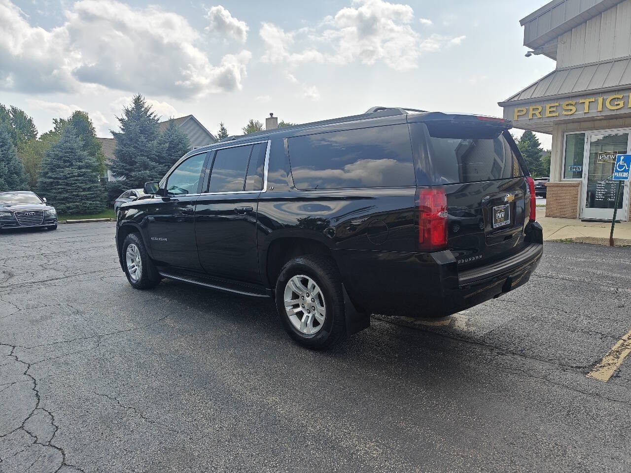 Used 2020 Chevrolet Suburban LT w/ Luxury Package AWD/4WD image 3