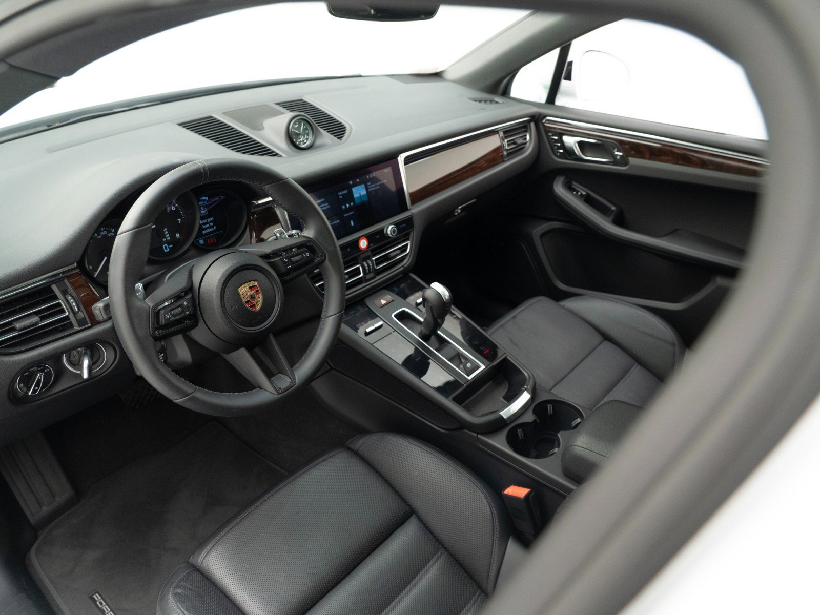 Certified 2025 Porsche Macan image 4