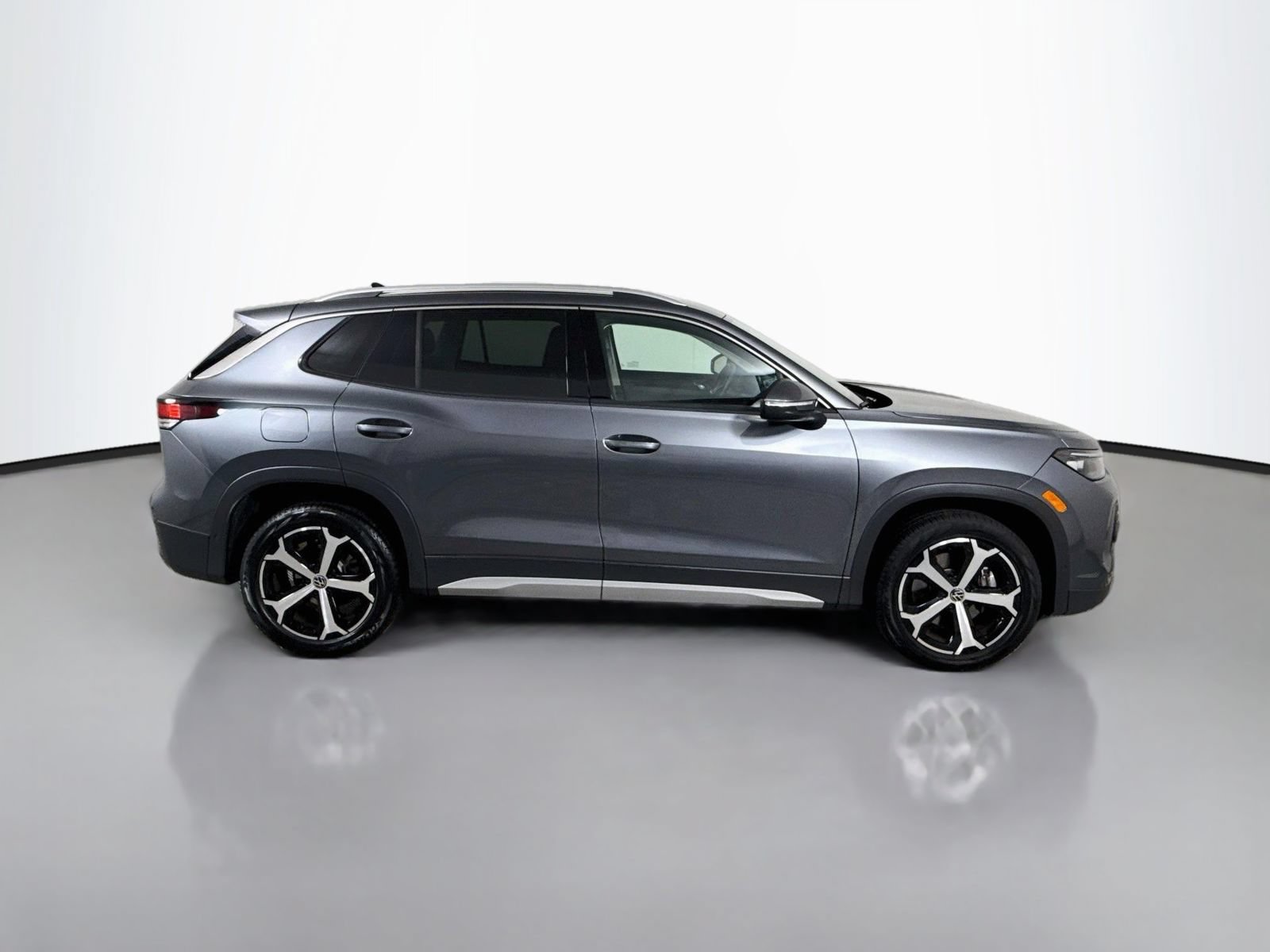Certified 2025 Volkswagen Tiguan SE AWD/4WD image 8