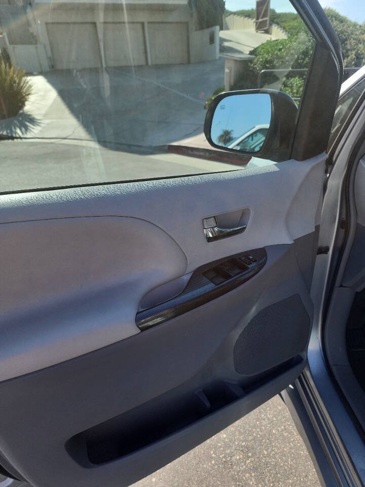 Used 2013 Toyota Sienna SE FWD image 7