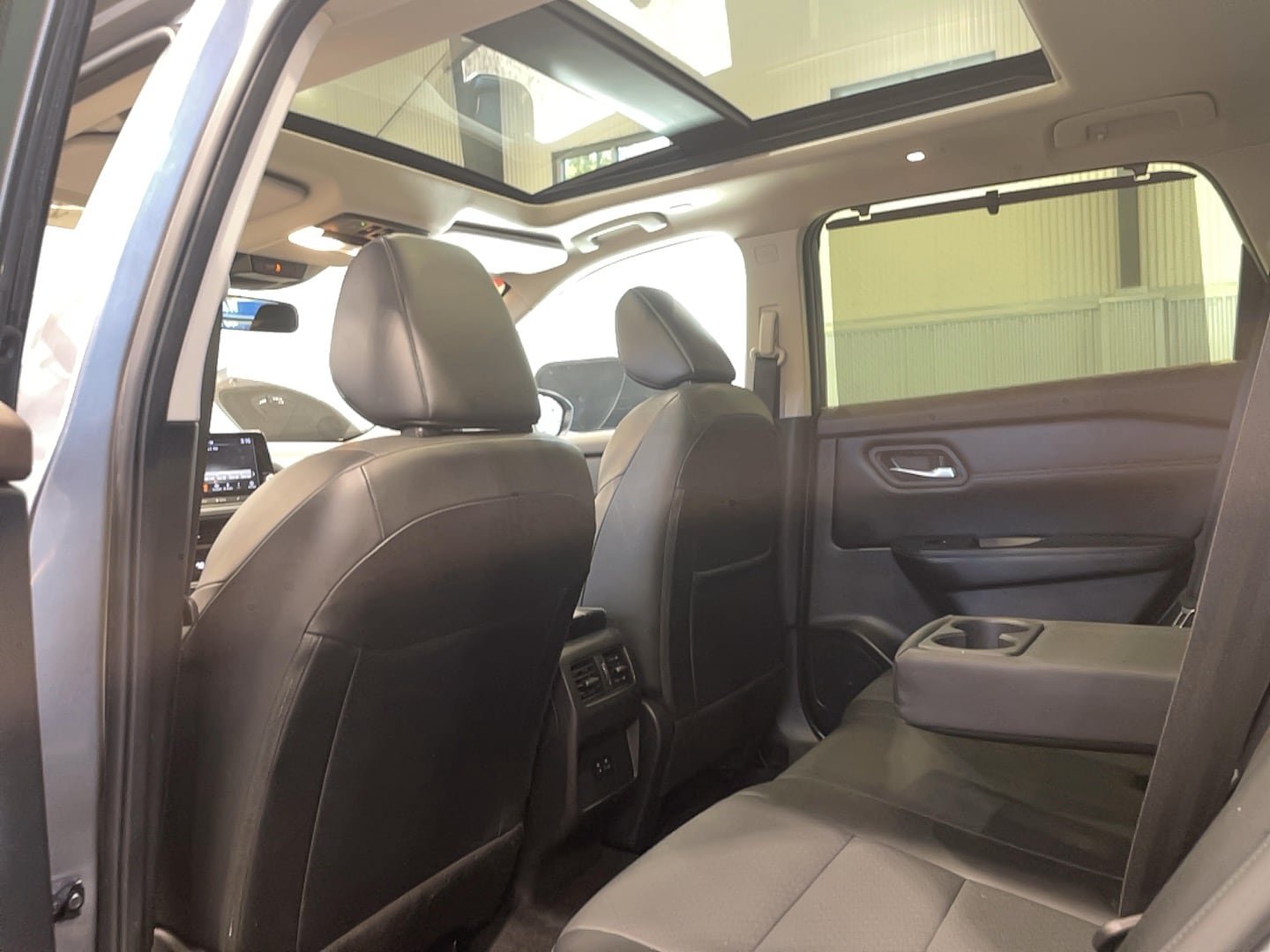 Used 2023 Nissan Rogue SV w/ SV Premium B Package AWD/4WD image 3