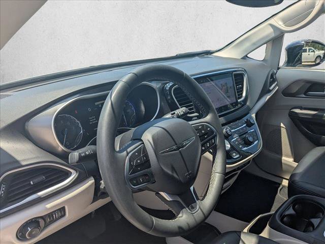 Used 2024 Chrysler Pacifica Touring-L FWD image 10