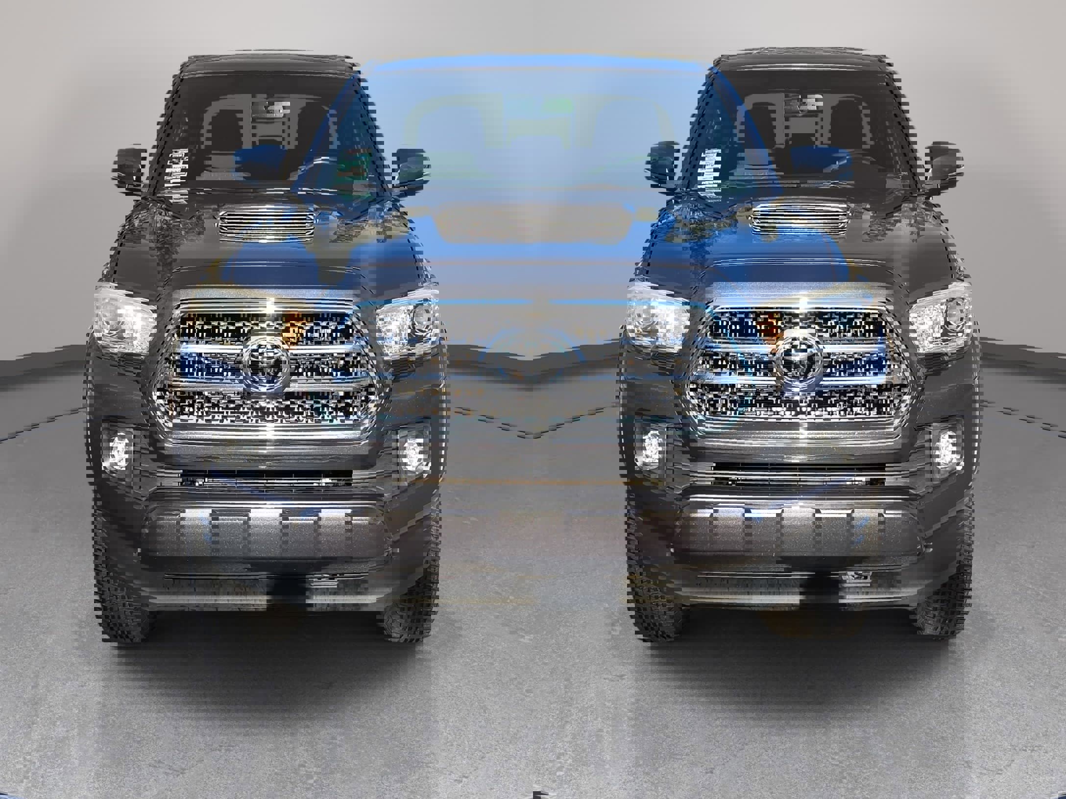 Used 2017 Toyota Tacoma TRD Sport image 2