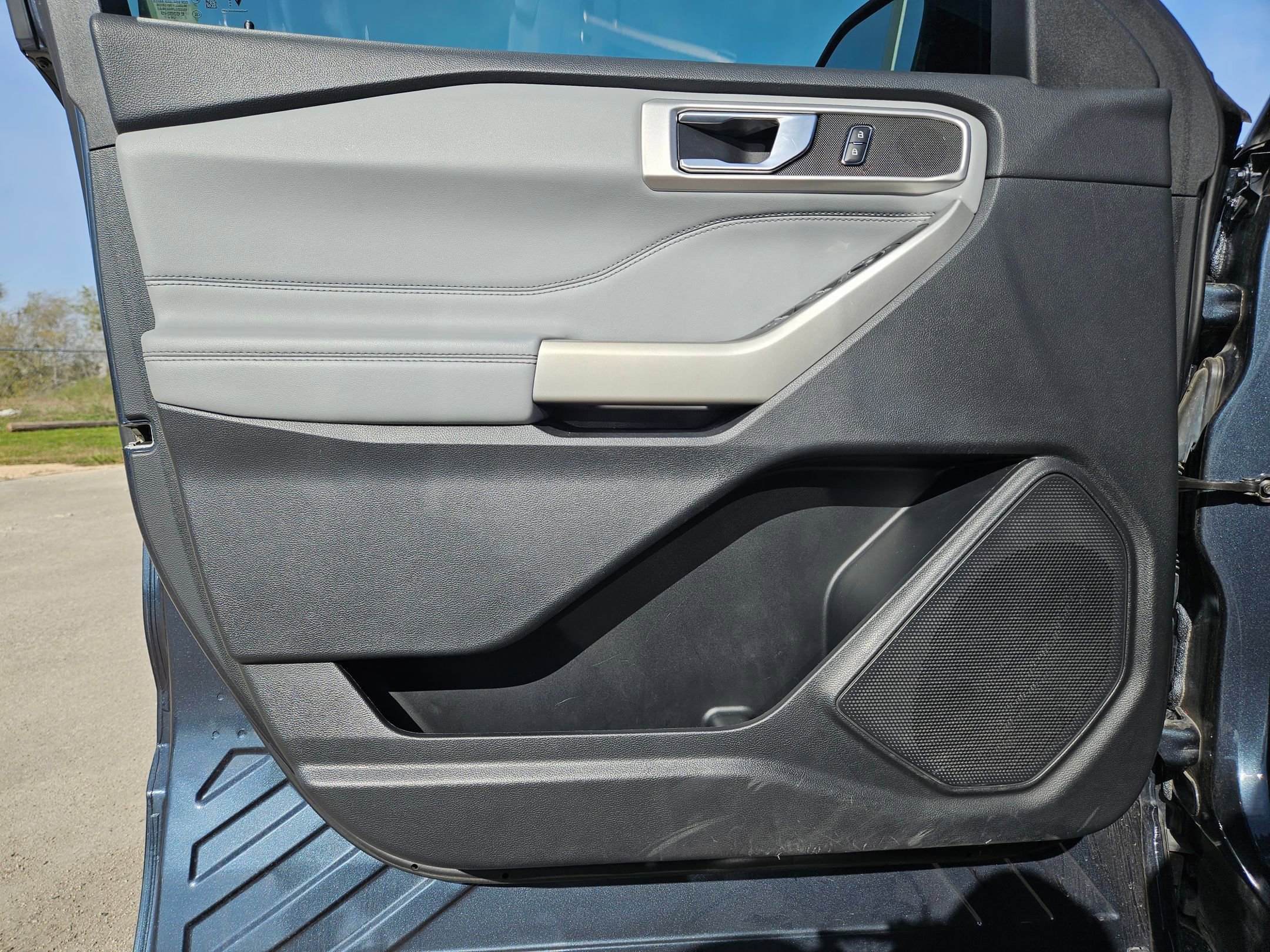 Used 2022 Ford Explorer XLT w/ Equipment Group 202A image 11