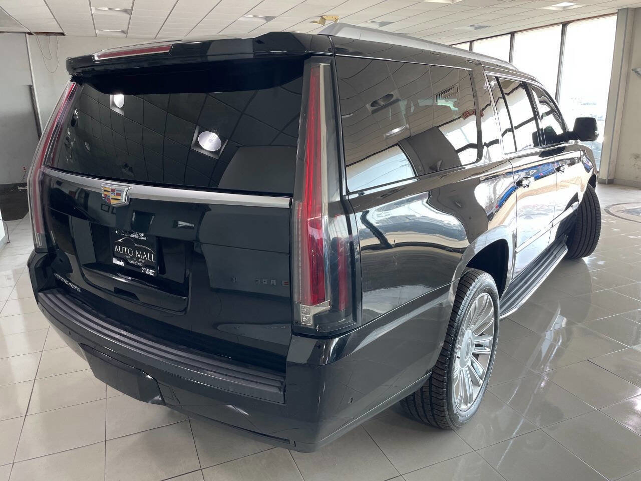 Used 2018 Cadillac Escalade ESV Luxury AWD/4WD image 7