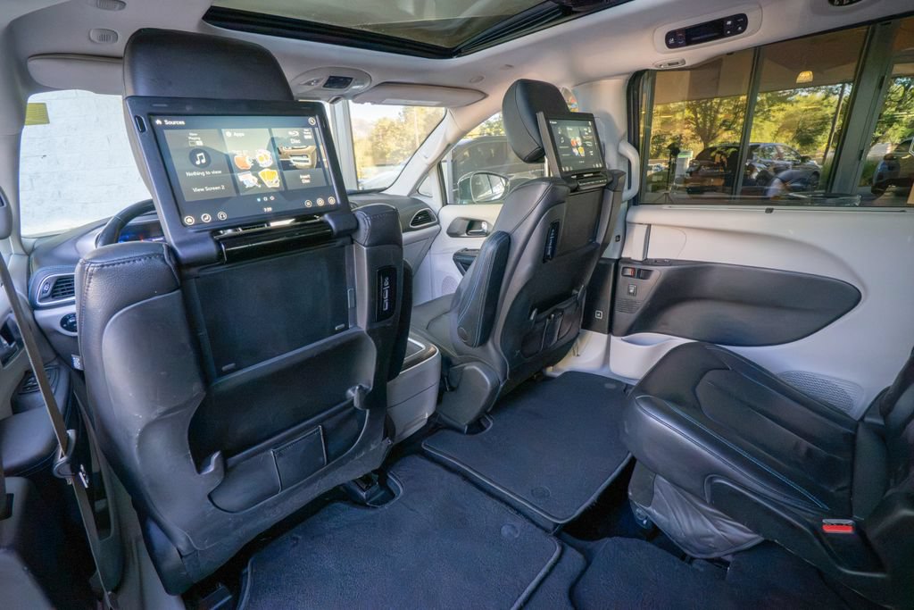 Used 2021 Chrysler Pacifica Touring-L w/ Uconnect Theater Family Group FWD image 18