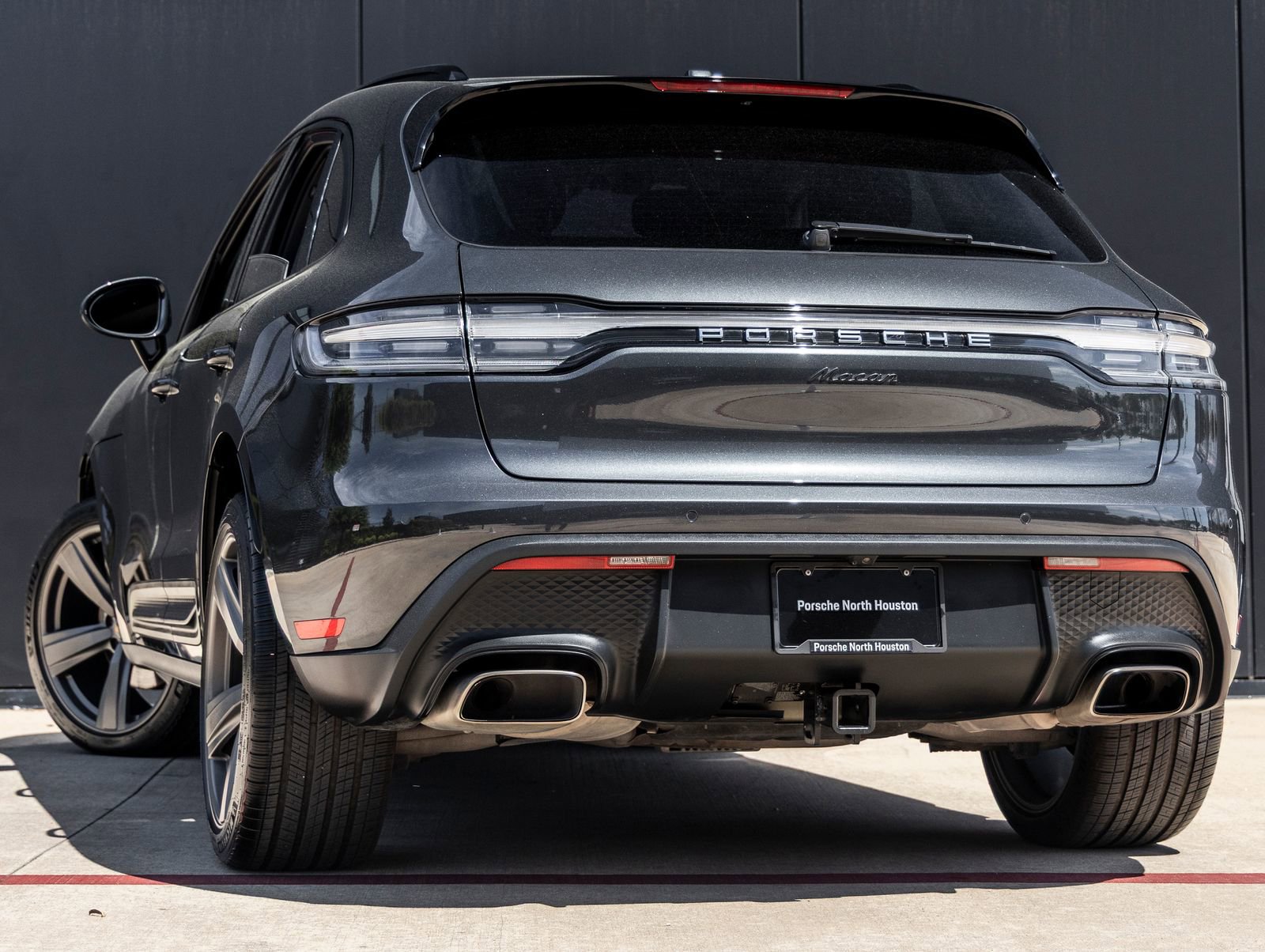 Certified 2022 Porsche Macan AWD/4WD image 3