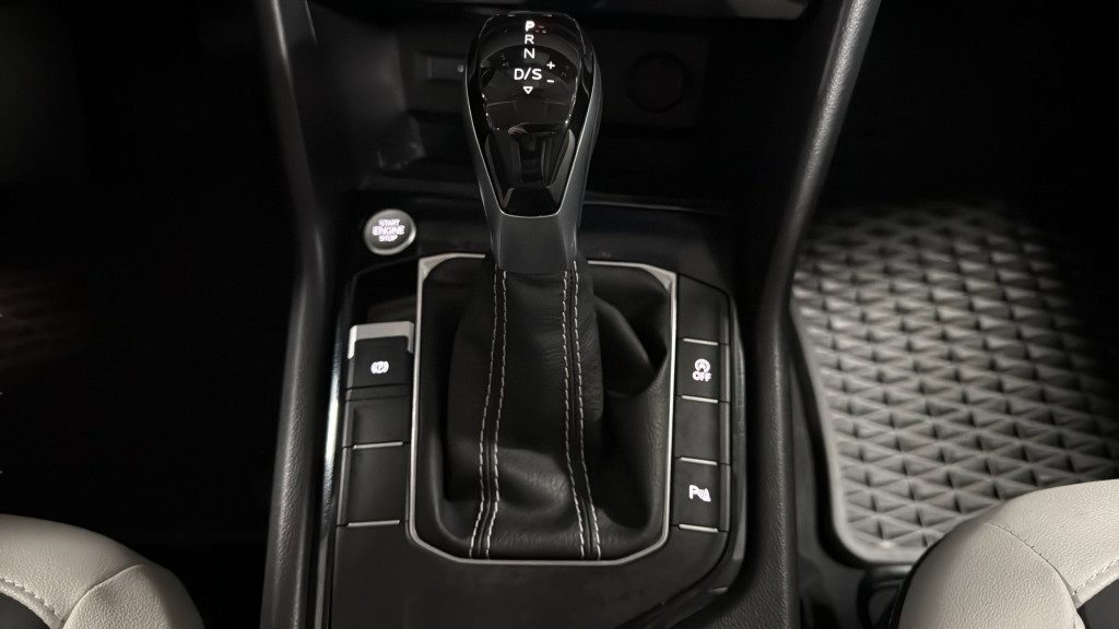 Certified 2025 Volkswagen Taos SE image 37