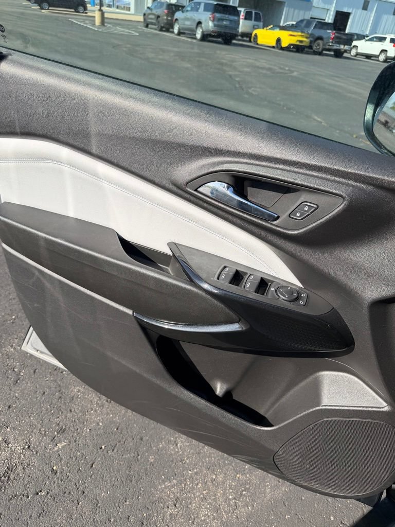 Used 2025 Chevrolet Trax LT FWD image 12
